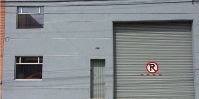 CODIGO 5969FR476 

En VENTA excelente bodega industrial ubicada en la céntrica zona de PUENTE ARANDA; este inmueble de lote de DOSCIENTOS VEINTE M2 y DOSCIENTOS OCHENTA Y OCHO M2 construidos entre zonas de producción y oficinas a doble altura, cuenta con áreas adecuadas para producción avaladas por el INVIMA, modernas oficinas con red de cableado estructutado, puerta eléctrica, CCTV, energía trifásica; a pocos minutos de la Carrera 50 y Avenida Las Américas en una zona de alto impacto residencial, comercial y de valorización; libre de afectaciones; actaualmente se encuentra arrendada recibiendo un canon mensual fue de SEIS millones DOSCIENTOS CINCUENTA mil pesos mas iva, con un contrato hasta febrero/2027.
