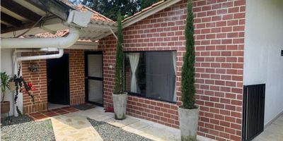 Codigo 695FR1877 Si estás buscando una casa campestre para vivir cerca de la naturaleza sin dejar de lado las comodidades de la vida moderna, esta propiedad es perfecta para ti. Se encuentra ubicada en Pereira, una ciudad rodeada de hermosos paisajes en el departamento de Risaralda. En esta ocasión, tenemos para ti una casa de ensueño con un área de terreno de 3180 M2 y una construcción de 254 M2, lo cual te brinda amplios espacios para disfrutar en familia y con amigos.

En nuestro recorrido por esta hermosa propiedad, encontramos una casa de estilo americano con una distribución perfecta para tu comodidad. La casa cuenta con 6 amplias alcobas y 5 baños, lo que te permitirá tener un espacio privado para cada miembro de tu familia o incluso para utilizar como habitaciones de invitados. Además, el dormitorio principal cuenta con su propio baño privado para mayor privacidad y comodidad.

Uno de los mayores atractivos de esta propiedad es su hermoso balcón con una vista panorámica que te encantará. Imagina poder disfrutar de tu café matutino mientras contemplas el amanecer o de una copa al atardecer mientras admiras la puesta de sol. Además, cuenta con amplias áreas comunes como una biblioteca/estudio, perfecta para trabajar desde casa o para dedicar tiempo a tus hobbies.

Seguramente te estarás preguntando sobre el espacio para guardar tus cosas. No te preocupes, esta casa cuenta con clósets en todas las alcobas y un gran depósito para almacenar todos tus objetos personales. Además, también podrás disfrutar de una despensa y una zona de lavandería para mantener todo en orden y en su lugar.

La casa cuenta con 6 garajes, para que puedas tener espacio para todos tus vehículos y los de tus visitantes. Además, cuenta con gas domiciliario y calentador para brindarte el máximo confort en tu día a día. Y no podemos dejar de mencionar sus hermosas ventanas dobles que te permitirán disfrutar de una casa fresca y bien iluminada.

No dejes pasar esta