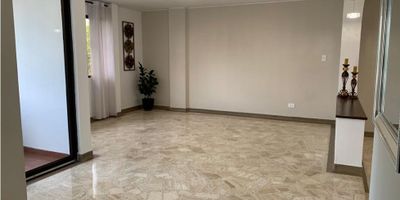 Buscas casa con locales?. Excelente oportunidad de negocio en exclusivo sector de Pereira. Código: 695FR9578 VENTA DE HERMOSA CASA REMODELADA Y CON EXCELENTES ESPACIOS E ILUMINACIÓN, consta de dos niveles, cuatro habitaciones, tres con closets, dos baños en habitaciones, dos baños sociales, sala comedor familiar, salón de entretenimiento, cocina integral amplia y nueva, alacena, dos patios semicubiertos, dos amplios parqueaderos interiores para camionetas o automóviles o para adecuar como local, dos parqueaderos exteriores para visitantes, está en el sector Maraya, equidistante a todos los sitios de interés de la ciudad, se entrega con los artículos decorativos que se observan en las fotos, como lámparas, cortinas, cuadros, espejos y matas, la casa es ideal para vivienda, oficinas, Spa o consultorios.       
