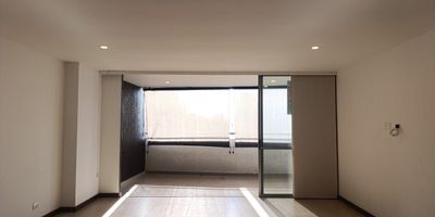 Apartamento en arriendo en unidad cerrada ubicada en un sector con fácil acceso desde la avenida principal, cerca a centros comerciales, supermercados, restaurantes y servicios complementarios del sector. Cuenta con piso en cerámica, puerta de seguridad, sala y comedor independientes, 3 alcobas con vestier y baño en la principal, baño social, cocina integral abierta tipo americano, cuarto útil, zona de ropas, terraza y parqueaderos lineales cubiertos. Conjunto cerrado con ascensor y zonas sociales muy completas que incluyen piscina, gimnasio, salón social, sauna, parques infantiles, placa deportiva, cancha de squash, zonas verdes, vigilancia y portería 24 horas, citofonia y circuito cerrado de tv.  Inmuebles sujetos a verificación de disponibilidad.