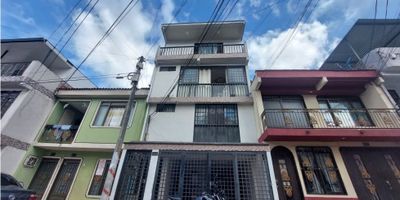 CODIGO: 6950FR668 Se vende una hermosa casa se ubica en Ibagué, Tolima, sobre un área terreno de 450 M2; cuenta con 10 alcobas y 7 baños, además de dos garajes.Las características internas incluyen un baño auxiliar, un baño en la habitación principal, citófono intercomunicador, cocina equipada, cocina integral, comedor auxiliar, doble ventana, gas domiciliario, habitación de servicio, hall de alcobas, así como zona de lavandería.Las características externas incluyen acceso pavimentado, árboles frutales, garaje, jardín, parqueadero visitantes, parques cercanos, patio, terraza, transporte público cercano, vivienda multifamiliar, zona infantil, zona residencial y zonas verdes.Esta increíble casa combina una moderna infraestructura y comodidades con el encanto de la naturaleza. Ideal para vivir con su familia o para los inversores de la industria inmobiliaria.
