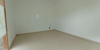 Codigo 5704FR731 se alquila local ubicado en el centro comercial panorama, cuenta con un espacio cerrado y uno abierto, que es una terraza amplia en donde se puede colocar negocio para zona de estar, cafe, restaurante, moda, e.t.c El valor de canon de arrendamiento incluye administración. El local tiene punto hidrosanitario, servicio de agua y energía el consumo es estimada.

 
