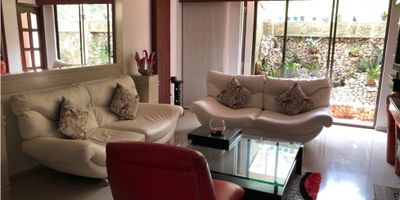 5617FR809 
Se vende casa campestre de 3 pisos, consta de cinco habitaciones, la habitacion principal cuenta con baño privado y este incluye tina y vestier,  tres habitaciones con baño incluido y dos baños auxiliares, tiene una sala para visitantes y una sala comedor, zona de rompas amplia con cuarto y baño de servicio, antejardín. El conunto cuenta con jardin, zonas verdes, parqueadero, piscina, sauna, jacuzzi, cancha de baloncesto, cancha de microfutbol, zona BBQ, zona infantil, cada zona tiene camaras y vigilancia privada las 24 horas del dia, a ubicacion es central a tan solo unos pasos del centro comercial la esatcion y muy cerca de zona de restaurantes muy reconocidos.
