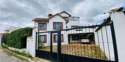 CODIGO 603FR2891

En VENTA amplia y acogedora Casa Campestre en sector urbano de Chía, Vereda La Balsa, Sector SABANA, en una zona muy tranquila y segura. Con un Area de Doscientos ochenta M2 construidos en un lote de seiscientos veintidos M2, esta casa de tres pisos cuenta en el primer piso con comedor independiente, sala con chimenea a gas, baño social, amplia cocina con comedor auxiliar, zona de lavandería, una habitación con baño privado, amplio jardín con árboles frutas el cual tiene un salón con baño que puede ser utilizado como oficina, estudio, habitación o similar; en el segundo piso encontramos la alcoba principal, con walkin closet y baño privado, dos habitaciones mas que comparten un baño completo; finalmente en el tercer piso tenemos una acogedora zona compuesta por una Biblioteca con chimenea a gas, sala de estar, baño y un solarium para el descanso y la relajación con una hermosa vista al municipio de Chía; también cuenta con cuatro tanques de almacenamiento de agua. A pocos minutos de las zonas comerciales, restaurantes, entidades de salud y universidades. Transporte público cercano..
