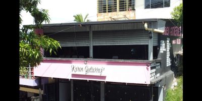 Codigo: 6424FR326 Se vende amplia y hermosa casa de tres pisos con excelente ubicación, cuenta con locales comerciales acreditados, el primer piso consta de un local comercial amplio e independiente, el segundo piso cuenta con local amplio y acondicionado para cualquier tipo de negocio. El tercer piso cuenta con cuatro habitaciones una con baño privado, sala, cocina, comedor, zona de lavado baño social. Ubicada a tan solo una cuadra del terminal de transportes, zonas comerciales, colegios y gimnasios.
