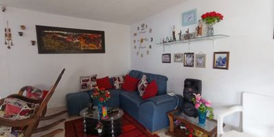 Codigo 5174FR619, venta de casa en el barrio silencio, cuenta con cuatro habitaciones, tres baños, sala, comedor, cocina equipada, balcon amplio, zona para estudio, patio, parqueadero, terraza. Lugar tranquilo y acogedor. Ubicado cerca de lugares de interes como drogerias, iglesia, zona de restaurantes, colegios y transporte público. 
