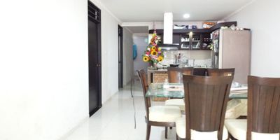 Código:  6424FR224. Se vende amplia y hermosa casa a un precio muy adsequible, con fácil acceso  de transporte público, consta de sala, comedor, cocina en diseño isla, cuatro habitaciones dos closet, una con baño privado, zona de lavado, baño social, patio amplio y garaje.
