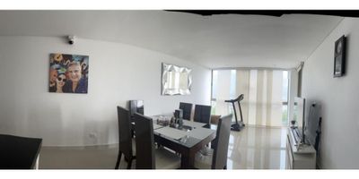 CODIGO 555FR4406 Gran apartamento en venta con balcon y terraza con vista exterior, ubicado en el octavo piso, acceso por ascensor, parqueadero propio cubierto y deposito. Consta de tres habitaciones, tres baños, sala comedor, la habitacion principal cuenta con baño y vestier, cocina integral y zona de lavanderia. El edificio cuenta con piscina y jacuzzi, gimnasio y zona BBQ.
