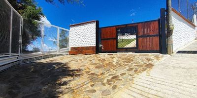 CODIGO: 722FR2319 Esta moderna casa campestre tiene una localizacion privilegiada ubicada en la veredad Chaparral de San Vicente Ferrer a cinco minutos de la autopista Medellin-Bogota. En el  interior de esta espaciosa casa  cuenta con los siguientes atributos;  amplia sala, comedor, cocina, patio para ropas y un patio mas para esparcimiento, cuatro habitaciones, tres baños, dos de las habitaciones con vestier y baño privado, todos estos espacios distribuidos en dos niveles. la casa tiene muy buena ventilacion e iluminacion natural.

 La propiedad también cuenta con algunas características externas que seguramente llamarán la atención,  una gran vista panoramica, un deck, barbacoa/quincho, estacionamiento para hasta cuatro vehiculos, jardín, zonas verdes.Esta finca es una perla para los amantes de la naturaleza, porque ofrecer la posibilidad de relajarse en la tranquilidad de la montaña.
