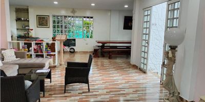 Codigo: 6424FR273 Hermosa casa en venta en condominio campestre con una excelente ubicación esta consta de dos pisos, en el primero piso encontramos cocina integral , sala, comedor, baño social, zona de estudio sala Star, patio de ropas y una habitación; el segundo piso cuenta con cinco habitaciones dos con baño privado, tres con balcon,  baño social, corredor, cuenta con piscina, zona BBQ. El condominio cuenta con zonas de recreacion, salon de eventos, piscina, zonas verdes, vigilancia 24 horas.
