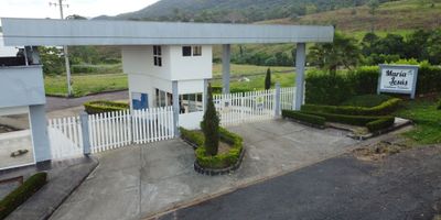 Código: 6424FR361 Se vende lote ubicado en condominio campestre Maria Jesus, con  un área de trescientos nueve M2. Cuenta con las siguientes medidas 15,30 metros de frente por 20,20 metros  de ancho, vías de acceso pavimentadas, cuenta con todos los servicios públicos, zonas verdes, piscina, cancha sintética, cancha de básquetbol, gimnasio  biosaludable, senderos, lago  y caseta comunal, se encuentra ubicado a 7 minutos de la ciudad.
