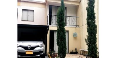 código:  696FR0822. En venta casa, recién remodelada en unidad residencial. Cuenta con cinco alcobas, una con vestier, tres baños, closets sala-comedor, patio de ropas, cómoda cocina integral, balcón, antejardín, parqueadero, cámara de seguridad, tanque de reserva, calentador, gas domiciliario, piso en cerámica, pasamanos en roble, excelente ubicación a la entrada. El conjunto cuenta con portería, vigilancia, piscina, juegos infantiles, salón social, y parqueadero de visitantes; se encuentra ubicado en zona de gran desarrollo.
