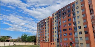 CODIGO: 6965FR153 Este hermoso apartamento ubicado en Ibagué, Tolima, es ideal para aquellas personas que buscan combinar tranquilidad y comodidad. Cuenta con un área terreno de 52 M2, Tiene tres alcobas, dos baños, un garaje, se admite mascotas, hay armarios empotrados, baño auxiliar, baño en habitación principal, bifamiliar,  citófono/intercomunicador, clósets, cocina integral, gas domiciliario, unifamiliar, zona de lavandería, zona infantil y zonas verdes. Esta aspiración ideal para la familia perfecta.
