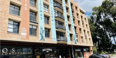 CODIGO 5970FR199

Se vende o arrienda oficina de sesenta m2 ubicada en el exclusivo centro comercial SAN ROQUE Distrito Capital en la ciudad de Chia. Se encuentra en obra Gris y tiene un balcón con vista hacía la vía Chía-Cajica también llamada la Milla de Oro; cuenta con un parqueadero privado en el sotano e incluye en la venta un depósito; El complejo comercial cuenta con zonas comunes tales como salón social, terraza comunal de estar, comedor, parque infantil y senderos peatonales; el edificio de oficinas cuenta con recepción, dos ascensores y baños en cada piso, ingreso con tarjeta, CCTV, vigilancia 24 hr, red contra incendio, parqueadero para visitantes y sotano de parqueaderos; el centro comercial se caracteriza por una amplia oferta de restaurantes tipo gourmet, tiendas de comercio y diversos tipos de negocios. Cerca a importantes centros comerciales tales como Homecer, Hacienda Fontanar, entidades de salud y educativas; transporte público sobre la vía principal. En la opción de arriendo, el canon incluye la cuota mensual de administración. 
