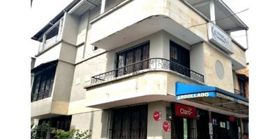 Codigo: 696FR0558. VENTA CASA BARRIO ALONSO VALENCIA DOSQUEBRADASEn venta amplia casa con local para negocio. Tres plantas, la primera con local comercial totalmente independiente,  sala, comedor, cocina, baño. Segunda planta con cuatro habitaciones, una con baño privado, un baño social y hall y en la tercera planta con habitación con baño privado, espacio para gimnasio o estudio y patio de ropas; cuenta también con una espaciosa terraza con vista al parque. Muy buena ubicación, en el parque, cerca al viaducto Cesar Gaviria, a colegios y a Makro.
