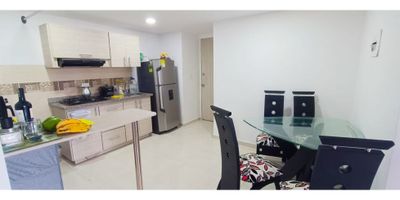 Código 730FR4477 VENTA APARTAMENTO. Cuenta con dos alcobas, la habitación principal con baño, balcón y terraza, sala-comedor, baño auxiliar, cocina integral, estufa y calentador a gas, mesón en granito, zona de ropas y pisos en cerámica, ventilación e iluminación natural. El edificio cuenta con ascensor, jacuzzi y turco en el último piso, un parqueadero cubierto y vigilancia las veinticuatro horas. Ubicado en el sector del granada, con fácil acceso y servicio de transporte público, muy cerca a universidades, Centro Comercial Unicentro, a 10 minutos del centro de la ciudad, con una amplia zona comercial y gastronómica.
