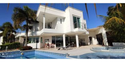 Código: 6424FR619 Se vende espectacular casa en conjunto residencial Quintas de Barcelona, en excelente ubicación residencial y tranquila. En el primer nivel consta la sala comedor, cocina, zona de lavandería habitación de servicio, zona de estudio, garaje para dos carros, baño social, piscina, jacuzzi, zona BBQ y tres patios . El segundo nivel  cuenta con cuatro habitaciones  amplias, cada una con closet y  baño privado, zona de descanso, seis balcones y una terraza. El conjunto consta de salon comunal, piscina,  y vigilancia veinticuatro horas.
