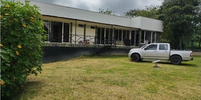 Código  741FR7186 VENTA CASA FINCA. casa  de una sola planta, con sala y comedor, cocina integral, baño auxiliar, 4 habitaciones, la principal muy amplia con baño independiente y comunica  al balcon con vista al jardín de la casa y la vegetación circundante, estudio, zona de lavado y cuarto de herramientas,  garaje para 5 carros, en conjunto de 9 casas y rodeado de naturaleza, flora y fauna nativa, en esta casa usted contará con paz y tranquilidad todo el año posee zonas verdes hermosas y senderos ecológicos que pueden ser recorridos con total tranquilidad,, a una distancia aproximada de 10  minutos del mucicipio de circasia, posee internet satelital, gas domiciliario, la ubicación del conjunto es  la Vereda Barcelona alta a 10 minutos del cementerio libre de circasia, muy buenas vias, 
