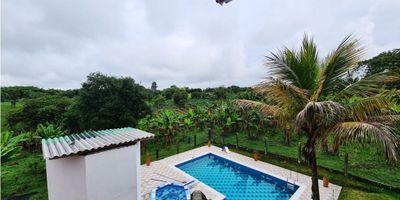 Código  730FR4519 VENTA FINCA. Área total seis cuadras, sembradas en café y plátano, cuenta con casa principal y casa de mayordomos. La casa principal posee cuatro habitaciones y seis baños, sala/comedor independientes, cocina integral, zona de lavandería, terraza, piscina y jacuzzi climatizados con una hermosa vista hacia la cordillera. Se encuentra ubicada a pcoos minutos de la ciudad de Calarcá, muy cerca al mariposario por una carretera en buenas condiciones.
