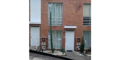 Codigo 742FR4316 SE VENDE CASA EN LA VILLA PEREIRA, Conjunto residencial 

Si quieres estar en la ciudad, pero rodeada de naturaleza y tranquilidad? Esta hermosa casa es para ti, son 75 mt/2 distribuidos así

Primera planta 

Sala - comedor 

cocina integral

patio y baño social

Segunda planta

Dos habitaciones con closet, la principal con baño privado, hall de alcobas

Tercera planta 

Habitación independiente con baño privado y amplia terraza, en esta casa podras disfrutar de momentos inolvidables, esta propiedad cuenta con parqueadero propio bajo techo, el conjunto cuenta con vigilancia privada las 24 horas, piscina, juegos infantiles, salón social y GYM. En cuanto a las zonas externas destacamos que este inmueble tiene una ubicación privilegiada cerca de sitios de interes como el estadio, expofuturo, universidades y centros recreacionales y deportivos, centro comercial Unicentro, zonas bancarias, supermercados y restaurantes, cuenta con varias vías de acceso.

 
