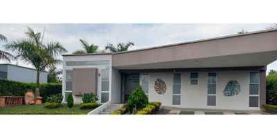 Codigo 696FR0931 Esta hermosa casa campestre se encuentra ubicada en Pereira, Risaralda, ofreciéndote una perfecta combinación entre comodidad, tranquilidad y belleza natural. Con un área total de 1100 M2 de terreno, esta propiedad te brinda espacio suficiente para disfrutar de un estilo de vida rodeado de naturaleza y espacio al aire libre.

La casa cuenta con una construcción de 250 M2 y una amplia área privada de 250 M2, distribuidos en 3 amplias alcobas y 3 baños completos. Además, cuenta con un total de 6 garajes, brindándote suficiente espacio para estacionar tus vehículos y recibir a tus visitantes cómodamente.

En el interior de la propiedad, podrás encontrar convenientes características como armarios empotrados en las habitaciones, baño en habitación principal, un estudio o biblioteca ideal para trabajar desde casa, un acogedor balcón para disfrutar de la vista panorámica, un sistema de calentador, amplios clósets y una moderna cocina integral. También cuenta con habitación de servicio y un cómodo hall de alcobas.

Si eres amante de la relajación, esta casa te encantará, ya que cuenta con un jacuzzi para disfrutar de un baño de burbujas en cualquier momento. Además, cuenta con suelos de cerámica y mármol, brindándote un estilo moderno y de fácil mantenimiento.

En cuanto a las características externas, la propiedad cuenta con hermosos árboles frutales que te permitirán disfrutar de frutas frescas todo el año. También cuenta con un acogedor espacio social, ideal para compartir en familia o con amigos mientras disfrutas de una deliciosa barbacoa en el parrillero o quincho. La propiedad también cuenta con áreas verdes, un jardín bien cuidado y acceso a un bosque nativo cercano, brindándote la sensación de estar en un verdadero paraíso natural.

La ubicación de esta casa campestre es inmejorable, ya que se encuentra cerca de zonas urbanas, por lo que tendrás acceso a supermercados, centros comerciales, restaurantes y má