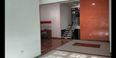 Codigo: 655FR2698 Se vende amplia y hermosa casa de dos pisos, distribuida de la siguiente manera: El primer piso consta de sala comedor, cocina enchapada, dos habitaciones una con baño privado, garaje, zonal de lavado, baño social,  piscina,  el segundo piso consta de dos habitaciones la principal con baño privado y con balcon de 7 x 5 mts.
