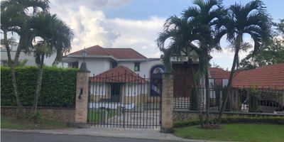 Codigo 740FR8816.

  Venta/Alquiler casa en exclusivo condominio de Pance, cerca a las faldas de los farallones de Cali, fresca y llena de detalles que la convierten en una oportunidad de inversión única.  Construída para que desde la entrada Ud. pueda disfrutar con todos los ocupantes, ya que sus espacios abiertos entregan sus diferentes áreas a un sólo disfrute, ahí confluyen el loby, zona de star, sala, comedor, terraza cubierta a piscina y jacuzzi, zona BBQ, bar y patio.  A la zona privada de las habitaciones se anticipan hall de diseño, sala de recibo que entrega tres amplisimas alcobas, con closets en madera natural,  y cada una con su cuarto de baño con ducha al aire libre.  La alcoba principal tiene adicional hermosa sala/biblioteca, cuarto de baño con ducha al aire libre, walking closet, y salida al patio lateral.  Tiene cocina integral, con comedor auxiliar interno, habitación de servicio completo, zona de lavandería y secado, casa rodeada por un rio-sendero del río Pance, así que dormirá plácidamente arrullado por el hermoso sonido de las aguas al caminar entre las piedras.  Tiene carácterísticas muy especiales que sólo conocerá cuando la visite.  
