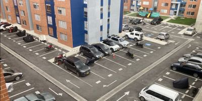 Código:7697FR954 Apartamento para estrenar en Cajicá Cuenta con dos alcobas con closet, dos baños completos, estudio, cocina tipo americano con zona de lavado e independiente, sala comedor, parqueadero comunal. El apartamento cuenta con buenos acabados y distribución de espacios. El piso laminado le da un toque moderno al espacio. Al ser una vivienda unifamiliar, contarás con mayor privacidad y tranquilidad. En cuanto a las características externas, este apartamento se encuentra en una ubicación privilegiada, con acceso pavimentado y acceso para discapacitados. Además, podrás disfrutar de las áreas sociales y de esparcimiento en la urbanización cerrada, como zonas verdes, parques y zonas deportivas. Otro beneficio de este apartamento es su cercanía a centros comerciales, colegios/universidades y zonas urbanas, lo que hace que sea una ubicación ideal para aquellos que buscan comodidad y cercanía a servicios y entretenimiento.
