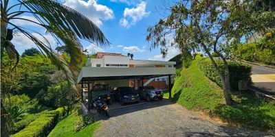 Codigo 708FR2839 En este maravilloso terreno de 1390 metros cuadrados ubicado en Pereira, Risaralda, se encuentra una impresionante casa campestre de 340 metros cuadrados de construcción. Con un diseño moderno y elegante, esta propiedad ofrece un espacio amplio y cómodo para disfrutar de la tranquilidad y la naturaleza propia de esta zona campestre de Colombia.

Con 4 habitaciones y 4 baños, esta casa tiene espacio suficiente para una familia numerosa o para aquellos que desean tener un espacio extra para recibir a invitados. Además, cuenta con 4 plazas de garaje, lo que permite tener espacio para los vehículos y una mayor comodidad en el día a día.

Una de las grandes ventajas de esta propiedad es que admite mascotas, por lo que podrás disfrutar de la compañía de tus amigos peludos sin preocupaciones. Además, cuenta con un balcón que ofrece una vista panorámica espectacular de los alrededores y es perfecto para relajarse y disfrutar de una taza de café o té.

En el interior, esta casa cuenta con un baño auxiliar y un baño en la habitación principal, lo que garantiza la privacidad y comodidad de cada miembro de la familia. También tiene una biblioteca/estudio, ideal para aquellos que trabajan desde casa o para estudiar en un ambiente tranquilo.

La cocina integral está equipada con todo lo necesario para preparar deliciosos platillos. El comedor auxiliar es perfecto para comidas más informales, mientras que la zona de lavandería y el depósito brindan funcionalidad y practicidad en el día a día.

La casa cuenta con características externas que la hacen aún más atractiva, como el acceso pavimentado, los árboles frutales en el jardín y la cercanía a centros comerciales, colegios y universidades. Además, ofrece seguridad con su circuito cerrado de TV, portería, vigilancia y urbanización cerrada.

Si eres amante de la naturaleza, esta propiedad te encantará. Ubicada en una zona campestre, ofrece un ambiente tranquilo y rodeado de zonas