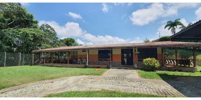 Código  732FR4268 VENTA CASA CAMPESTRE Este increíble chalet es una propiedad única para una gran familia, con área terreno de 832 M2, una construcción de 250 M2 , compuesta de 4 alcobas, la habitación principal con su baño independiente y 1 baño auxuliar, cocina, zona de lavandería, clóset en 3 habitaciones, calentador, depósito, pisos en balsosa, un corredor que vordea  la casa, opción para estacionar hasta 5 vehículos

Cuenta con un tanque de reserva de agua de 2.000 lts, pozo séptico, servicio de energía  el agua rural y gas, además con servicio de internet  y TV satelital.

Si pensamos en las características externas, encontraremos que existen árboles frutales, área social, bosque nativo, cerca a la zona urbana, vivienda unifamiliar, zona campestre que contribuyen aún más al paisaje y al encanto de este chalet. Rodeada de naturaleza, flora y fauna nativa, en esta casa usted contará con paz y tranquilidad todo el año, la propiedad posee zonas verdes hermosas que pueden ser recorridos con total tranquilidad, a una distancia aproximada de 3. km de la plaza principal de circasia, sobre vía pavimentada, en una zona de alto potencial y se permite la explotación del inmueble para turismo,

Esta magnífica propiedad es perfecta para aquellos que buscan recrear la naturaleza en casa, su entorno único es el lugar ideal para relajarse y gozar de la tranquilidad. Esta es tu oportunidad de conseguir una propiedad en la que puedes vivir y disfrutar con alegría mirando hacia el futuro.
