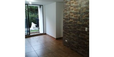 Codigo 722FR0272 Situado en el municipio de Rionegro, Antioquia, se encuentra este maravilloso apto para vender.  Cuenta con tres, habitaciones con closet,  dos baños, sala comedor, cocina integral, zona de ropas, y parqueadero.

Exteriormente la comodidad no se queda atrás, ya que está ubicado sobre una vía principal, con ascensor y parqueadero para visitantes, lo que ofrece fácil acceso. Con todas estas características y ventajas, este inmueble es sin duda la mejor opción para tí. Aprovecha esta oportunidad y no te quedes sin tu hogar perfecto.
