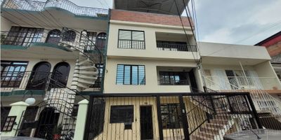 COD 721FR6601  GRAN OPORTUNIDAD DE INVERSION!!!, espectacular casa ubicada en el barrio El Jardin, sector muy tranquilo en calle vehicular no vía principal; tres apartamentos muy amplios e independientes (cada uno con sus respectivos certificados de tradición, propiedad horizontal); todos con patio, baños y vestier en habitaciones principales, cocinas abiertas, tercer piso con muy amplia terraza y posibilidad de construir apartamento adicional; total doce habitaciones, seis baños, tres patios. Excelente ubicación cerca a Colegios, parques, autoservicios, estación de gasolina y restaurantes. Se vende la casa completa o cada apartamento por aparte, primer piso $220 MM, segundo piso $180 MM,  tercer piso $270 MM.
