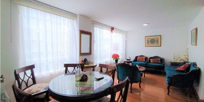 Código  8215FR463 . Hermoso apartamento dúplex, exterior, con excelente distribución de espacio e iluminación natural, localizado en un tercer piso sin ascensor. Consta de dos habitaciones con closet y balcón, la principal con baño privado, dos baños sociales, estudio, estar de TV, zona social de sala y comedor, cocina integral, zona de lavandería y parqueadero cubierto.
El conjunto cuenta con salón social, vigilancia veinticuatro horas y zona comercial.
Se encuentra cerca de la biblioteca Julio Mario Santo Domingo, supermercados como Líder, D1, Alkosto, Jumbo, Éxito, centros comerciales como Arizona, Parque La Colina, Santafe. Zona de parques, colegios y universidades. 
El sector cuenta con excelentes vías de acceso como la Calle ciento setenta, la Calle Ciento Sesenta y Siete, Avenida Boyacá y Autopista Norte.
