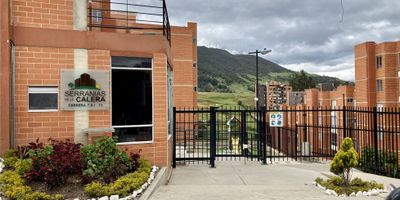 Cod: 761FR4474

Bienvenido al apartamento perfecto para ti y tu familia, ubicado en el acogedor municipio de La Calera, Cundinamarca, a 30 minutos de Bogotá y muy cerca de la Represa de San Rafael.Con un área de terreno y construida de 48 M2 y una privada de 46 M2, este apartamento te ofrece espacio suficiente para vivir cómodamente. Sus dos alcobas y dos baños lo convierten en  lugar ideal para parejas jóvenes o pequeñas familias que buscan comenzar a construir su futuro en un entorno tranquilo y seguro. Está equipado con cocina integral, calentador y zona de lavandería, permitiéndote  tener todo lo necesario a tu alcance;  el apartamento tiene un espacio disponible  para biblioteca/estudio que se adapta perfectamente. También podrás disfrutar de una vista panorámica desde tus ventanas y de  una urbanización cerrada,  rodeada de zonas verdes y montañas. El conjunto cuenta con acceso pavimentado,  portería/recepción parqueadero comunal, parqueaderos para visitantes y parque infantil. Tambien tendrás cercanía con la zona  comercial del municipio y transporte público hacia Bogotá,  veredas y  pueblos aledaños.  
