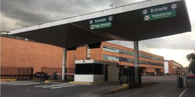 Código   781FR5840  Cómoda oficina, con divisiones en vidrio y acero inoxidable, seis oficinas amobladas, mobiliario de archivo y rack con dos servidores, espacio de cafeteria y baño. La oficina tiene asignados dos parqueaderos cubiertos.  La oficina se ubica en bloque de edificio de oficinas con ascensor, dentro del parque industrial Puerto Central, el cual cuenta con vigilancia privada 24-7. El parque industrial ofrece espacios comunes como auditorio, cafeteria, depósitos, parqueaderos para motos y bicicleteros.  Igualmente el parque cuenta con planta de respaldo de energía y tanque de reserva de agua.  Ubicado a pocas cuadras de la Avenida Eseranza, con facilidades de transporte público para empleados. 
