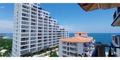 Código. 8045FR050

Venta esplendido apartamento con vista exclusiva al mar, consta de:

Tres habitaciones, dos con baño privado y uno en el hall de habitaciones, sala comerdor amplio y grande, cocina equipada tipo americada e integral, zona de labores, cuarto util, halls de habitaciones, balcon grande esquinero en donde se puede colocar otro comedor, cuenta con parqueadero privado y un depósito.

El condominio cuenta con salón de internet o juntas, lobby, cuatro piscinas para adultos y una para niños, dos gimnasios equipados, dos jacuzzis, dos BBQ, parque infatil, restaurante social, salida directa a la playa, excelente experiencia sin falta alguna esta es una oportunidad de vivir en altos estandares de calidad, como lo que mereces, contactame si consideras que esta propiedad puede ser tuyo
