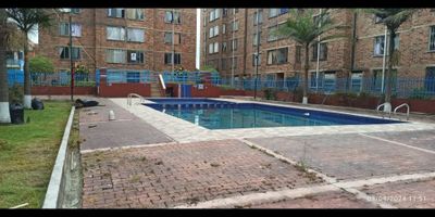 CODIGO: 7801FR609

Se vende apartamento de 50m² en el conjunto Gerona Del Tintal, ubicado en Calle 34a Sur # 89-40, barrio Calandaima. Con una antigüedad de 26 años, el inmueble está en el Piso 6,  cuenta con 3 habitaciones y 1 baño. Tiene vista exterior y los pisos del área social son de cerámica, mientras que los de las habitaciones son laminados. La administración es de $189,000.. No posee balcón, terraza, depósito ni ascensor, y no tiene garaje cubierto, pero dispone de parqueadero comunal y de visitantes. El conjunto ofrece piscina, portería, salón comunal, zona de niños, zona verde y es un conjunto cerrado.
