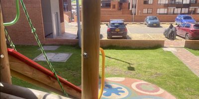 Código: 7988103

Este apartamento se encuentra ubicado en La Calera, uno de los municipios más hermosos y tranquilos de Cundinamarca. Con un área total de 65 M2 cuenta con todo lo necesario para disfrutar de una vida cómoda y placentera. Son 3 alcobas  con armarios empotrados en todas las habitaciones, baño en la habitación principal y baño social. Además, cuenta con un garaje privado. Su  cocina integral y  piso laminado le dan un toque de elegancia calidez y confort. Además, cuenta con una zona de lavandería. 

En cuanto a las características externas, este apartamento se encuentra en un acceso pavimentado y para personas discapacitadas, garantizando la comodidad y seguridad.  En su entorno podrás disfrutar de áreas sociales y turísticas, árboles y bosques nativos que le dan un toque natural y sereno al lugar.

Si te gusta el ejercicio y el deporte, esta zona cuenta con  zonas deportivas y parques cercanos ideales para mantenerte activo y en forma. Por otro lado, también cuenta con ascensor, barbacoa, kiosko, huerta, parque infantil,  y salón comunal para disfrutar y compartir momentos inolvidables en  una ubicación privilegiada cerca de centros comerciales, colegios y transporte público

No pierdas la oportunidad de vivir en una zona campestre y residencial, rodeada de zonas verdes y con todo lo necesario para una vida cómoda y tranquila. ¡Contáctanos y agenda una visita para conocer este maravilloso apartamento en La Calera!
