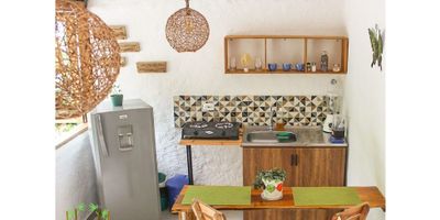 CODIGO: 745FR5657

CASA DEDICADA A TURISMO, EN EL SEGUNDO NIVEL HAY DOS APARTAESTUDIOS CON SU COCINA, BAÑO Y SALA COMEDOR INDEPENDIENTE, BALCON CON VISTA A UN HERMOSO GUADUAL. EN EL PRIMER PISO APARTAMENTO CON 4 HABITACIONES, 2 BAÑOS, PATIO CON YACUZZI, Y ZONA BARBIKUI, TIENE EXELENTE REPUTACION EN BOOKING, SE ENCUENTRA COMO CASA PASSARO
