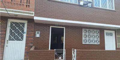 CODIGO:782FR3429

Casa de tres pisos . Ubicada en una zona resincial, esta propiedad es perfecta para aquellos que valoran el espacio.

Al ingresar al primer piso, te recibirá una acogedora sala de estar que fluye naturalmente hacia un amplio comedor, ideal para reuniones familiares y cenas con amigos y una cocina. Además, un baño completo. 

Subiendo al segundo piso, encontrarás cuatro dormitorios bien iluminados, 

El tercer piso te sorprenderá con una terraza amplia y encantadora, perfecta para disfrutar del aire fresco y las vistas panorámicas. Este espacio al aire libre es ideal para entretenimiento, yoga matutino o simplemente para disfrutar de momentos de tranquilidad bajo el sol.

Además de estas características excepcionales, esta propiedad cuenta con dos apartamentos independientes, agregando un valor adicional. El primer apartamento ofrece dos dormitorios espaciosos, un baño y una acogedora sala de estar con área de comedor. Mientras tanto, el segundo apartamento cuenta con una cocina, dos dormitorios adicionales y otro baño completo.

su ubicación conveniente, es la elección perfecta para aquellos que buscan un hogar que se adapte a todas sus necesidades. No pierdas la oportunidad de hacerlo tuyo.

¡Contáctanos hoy mismo para programar una visita!

 
