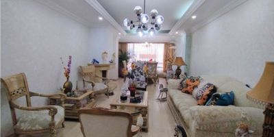 Código 8215FR623 . Hermoso apartamento dúplex exterior en séptimo piso con acceso por ascensor. El primer nivel tienen un área de ciento trece m2 y consta de área social de sala con chimenea y comedor, tres habitaciones, la principal con baño privado, cocina integral, zona de lavandería, zona de gimnasio con máquina multifuerza y elíptica incluidas, baño social y depósito interno. El segundo nivel tiene un área de cincuenta y cuatro m2 y consta de estar de TV, baño social y terraza con asador y comedor con parasol incluidos. El apartamento tiene dos parqueaderos cubiertos y un depósito.

El edificio cuenta con salón social, vigilancia veinticuatro horas, CCTV y parquedero de visitantes.

El edificio está cerca de los Centros Comerciales Granada Hills y Caobos 147, Estación Calle Ciento cuarenta y seis de Transmilenio y estaciones del SITP; con excelentes vías de acceso como Autopista Norte, Carrera Diecinueve y Calles Ciento cuarenta y siete y Ciento cuarenta y dos.

Precio negociable.
