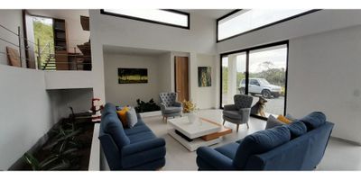 Código: 8311FR638 . Amplia y cómoda casa campestre cerca a Manizales ubicada en tranquila zona de desarrollo turístico en la Ruta del Condor; a menos de un kilómetro del centro urbano del municipio de Villamaría; con hermoso paisaje y una espectacular vista a Manizales. La puerta externa permite el acceso a la zona de parqueadero exterior que tiene espacio para diez vehículos; el cual permite el acceso a las dos viviendas independientes. La vivienda principal consta de un amplia área social para sala y comedor, baño social, cocina y depósito. La escalera conduce a un amplio pasillo que da acceso a dos habitaciones con baño y vestier compartido y una habitación independiente, baño y estudio con salida a las escalas que conducen a una amplia terraza con espectacular vista al paisaje de bosques y a lo lejos la ciudad de Manizales; también tiene un pasillo exterior que conduce a otra entrada al pasillo de habitaciones y las escalas de acceso a la habitación principal que cuenta con balcón, baño con tina y vestier.
La segunda vivienda tiene zona social, baño, una habitación, cocina y zona de lavado.
