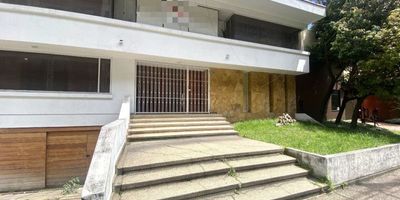 Lote en venta de 420m2 en Chicó. Oportunidad estratégica para desarrolladores e inversionistas en uno de los sectores con mayor valorización de Bogotá. Este lote, de uso múltiple (residencial, comercial, hotelero e institucional), ofrece un amplio potencial de desarrollo gracias a su ubicación privilegiada, a pocos metros de la Calle 100 y las carreras 11 y 15. La excelente conectividad vial y peatonal, junto con la cercanía a zonas de alta demanda como el Parque 93, centros comerciales, restaurantes y el sector financiero, garantizan alta rentabilidad y proyección a largo plazo. Ideal para proyectos innovadores que respondan a las crecientes necesidades del mercado en un entorno dinámico y consolidado.