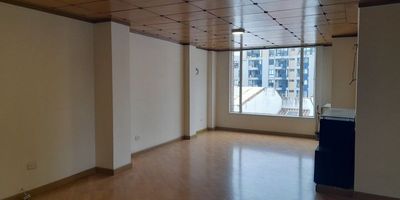 ¡Tu nuevo hogar te espera! Este cómodo apartamento en cuarto piso interior te ofrece un espacio lleno de luz natural, con una distribución que maximiza cada rincón. Con acceso al apto por escaleras. Disfruta de una amplia sala-comedor, tres acogedoras habitaciones, una cocina cerrada con buena ventilación y un baño privado en la alcoba principal. Además, contarás con dos garajes y un depósito para mayor comodidad. A solo minutos del transporte público, supermercados y el Parque Alcalá, este lugar es el equilibrio perfecto entre tranquilidad y conveniencia. ¡Ven a conocerlo!