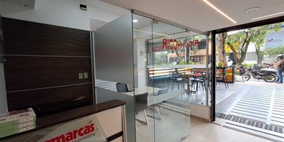 Moderno local con vitrina ubicado en el sector del Exito de Colombia, en el cual se ha consolidado una masiva propuesta hotelera y gastronomica. Su ubicacion asegura un facil acceso y permite disponer de una amplia oferta comercial, gastronomica y de diferentes servicios. Que esperas para contactarnos?