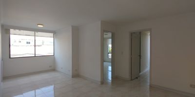 Apartamento en Venta con excelente ubicación en Alamos en unidad cerrada, cerca a supermercados de cadena, rutas de transporte público y servicios complementarios de la zona. El apto cuenta con remodelaciones en cocina y baños, tiene dos habitaciones y dos baños, salacomedor, pisos en ceramica, cocina integral mesón en granito, estufa, calentador a gas y zonas de ropas. La unidad posee de un parqueadero cubierto, piscina y planta eléctrica. Además cuenta con vigilancia y porteria las 24 Horas. Inmuebles sujetos a verificación de disponibilidad. Venta Alamos Pereira