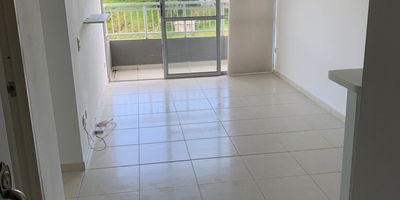 Apartamento en venta en Villa Verde ubicado en unidad cerrada, cerca a supermercados de cadena rutas de transporte público y servicios complementarios de la zona. Cuenta con salacomedor, pisos en cerámica, tres habitaciones con closet, dos baños, cocina integral en mesón de acero, estufa, calentador a gas y zona de ropas. La unidad residencial posee de un parqueadero descubierto, piscina, salón comunal, parques infantiles y placa polideportiva. Además cuenta con circuito cerrado de tv, portería y vigilancia garantizando seguridad y comodidad las 24 Horas del día. Inmuebles sujetos a verificación de disponibilidad. Venta Villa Verde Pereira