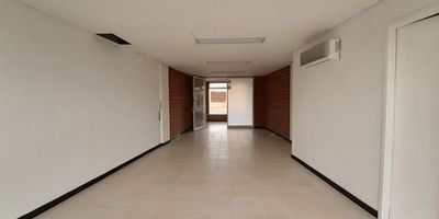 Excelente local ubicado en la plazoleta central de la villa de aburra, sector muy caracteristico por su tendencia comercial y afluencia de personas a las actividades de la villa, esto hace que este local sea ideal para colocar cualquier tipo de actividad comercial en especial consultorios ontologicos, oficinas de abogados o contadores, oficinas para desarrollo de software entre muchos otro, esta ubicado cerca al centro comercial los molinos y al frente cruza la avenida 80 haciendo que el acceso a la oficina se pueda hacer de forma agil y segura tanto en vehiculo particular como en transporte publico. Llamenos para brindarle mas informacion.