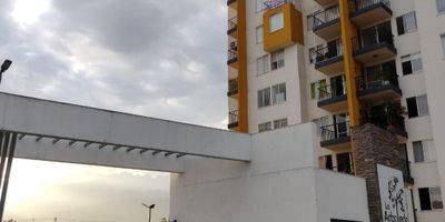 Se alquila excelente apartamento octavo piso en la unidad la arboleda Jamundí, buenas vías de acceso totalmente pavimentadas. El apartamento cuenta con cocina integral,  sala comedor con balcón y espacio para san alejo, zona de oficios cubierta, baño social, alcoba auxiliar con entrepaños y balcón, vestier amplio, alcoba principal con balcón y baño privado. La unidad cuenta con piscina  para niños y adultos, cancha de microfútbol,  parqueadero privado descubierto,  y amplias zonas verdes vigilancia las 24 horas, adicionalmente el apartamento cuenta con blackouts en el balcón, en la sala, en las habitaciones y también cuenta con una malla de seguridad. VALOR DEL CANON: $950.000 con la administración incluida. Para más información comuníquese al PBX (602) 5532727 o al 315 5019033