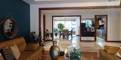 Apartamento AMOBLADO en arriendo en unidad cerrada, ubicada en un sector residencial, entorno tranquilo, con fácil acceso a vías principales, rutas de transporte público, cerca a centros comerciales, supermercados, restaurantes, además una gran oferta de servicios complementarios de la zona. Cuenta con piso en mármol y madera, puerta de seguridad, sala y comedor independientes, estudio, 3 alcobas con vestier y baño en cada una, baño social, cocina integral abierta tipo americano, cuarto útil, balcón, terraza y parqueaderos independientes cubiertos. Conjunto cerrado con ascensor y zonas sociales que incluyen piscina, salón social, parques infantiles, zonas verdes, vigilancia y portería 24 horas, citofonía y circuito cerrado de tv.Inmuebles sujetos a verificación de disponibilidad